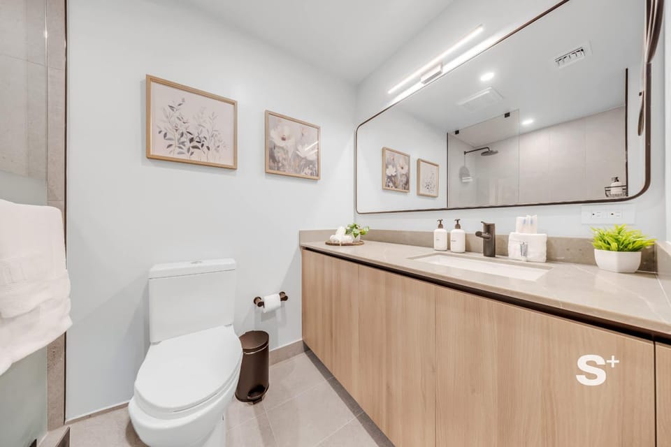 Sleek 1-BR & Den in Central DTW - Rooftop Pool House in Miami