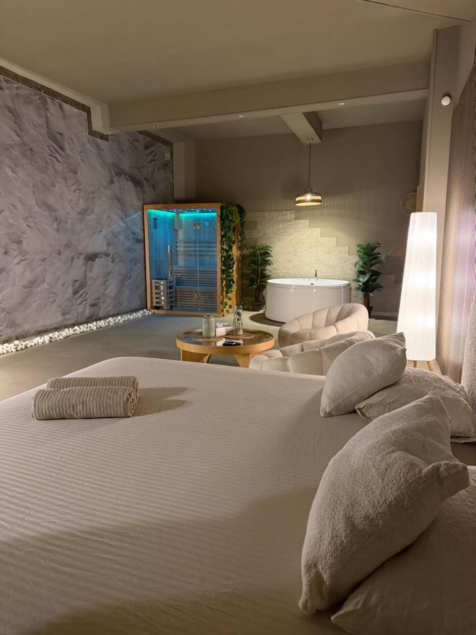 Bed, Hot Tub, Photo of the whole room