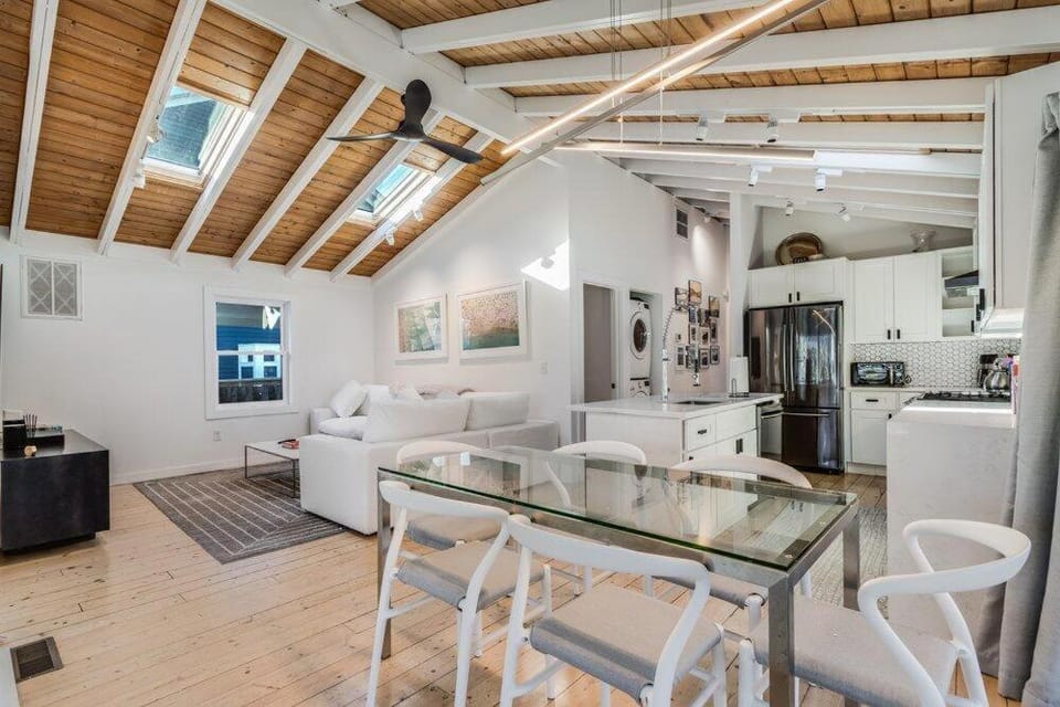 Kitchen or kitchenette, Living room, Seating area, Dining area