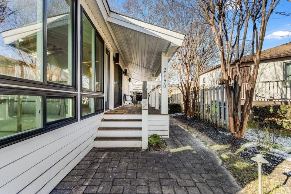 Property building, Facade/entrance, Day