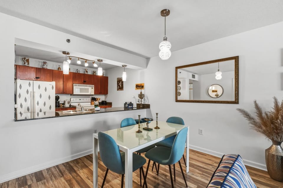 Kitchen or kitchenette, Dining area