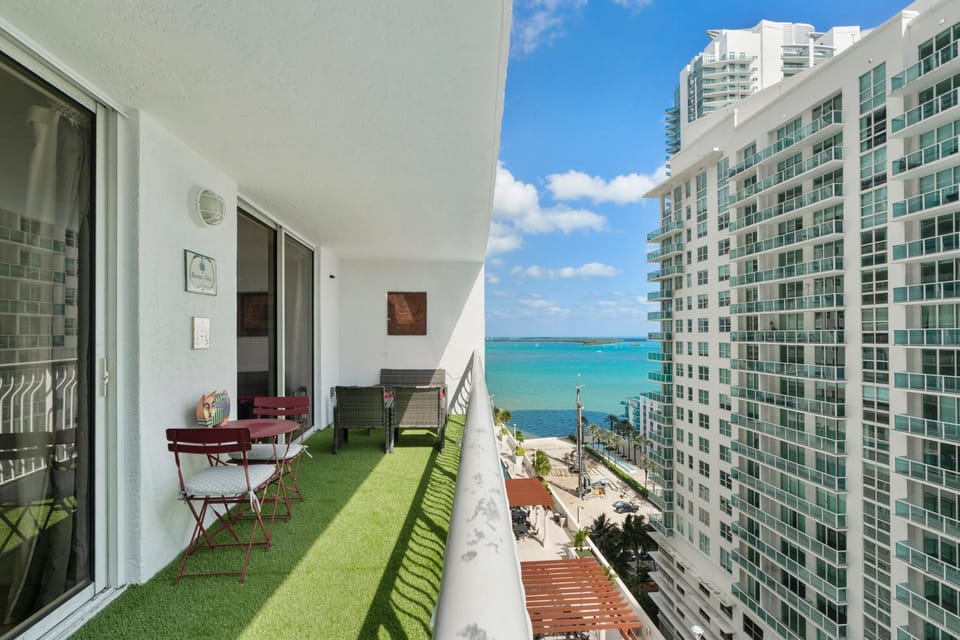 View (from property/room), Balcony/Terrace, City view, Sea view