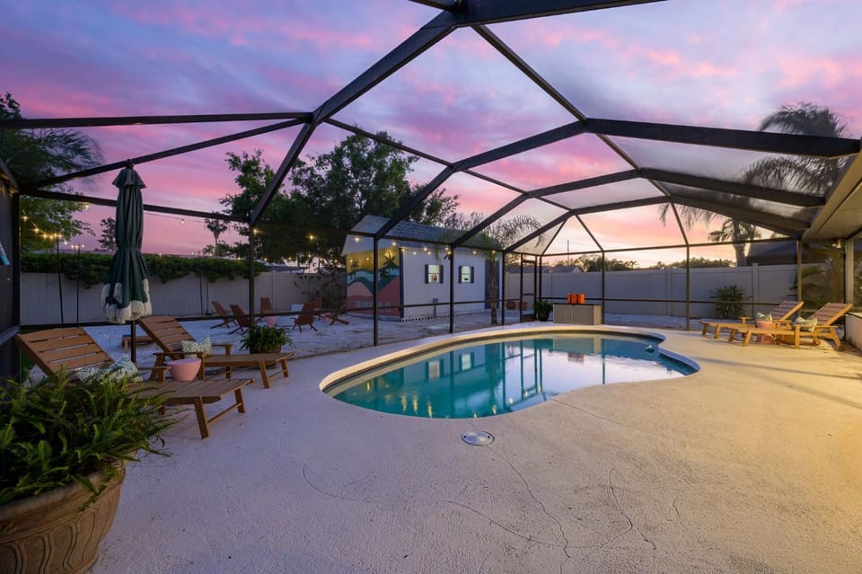 Poolside Oasis Sleeps 8 Game Room Putt Putt House in Bradenton