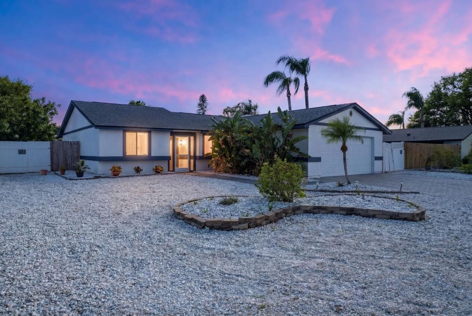 Poolside Oasis Sleeps 8 Game Room Putt Putt House in Bradenton