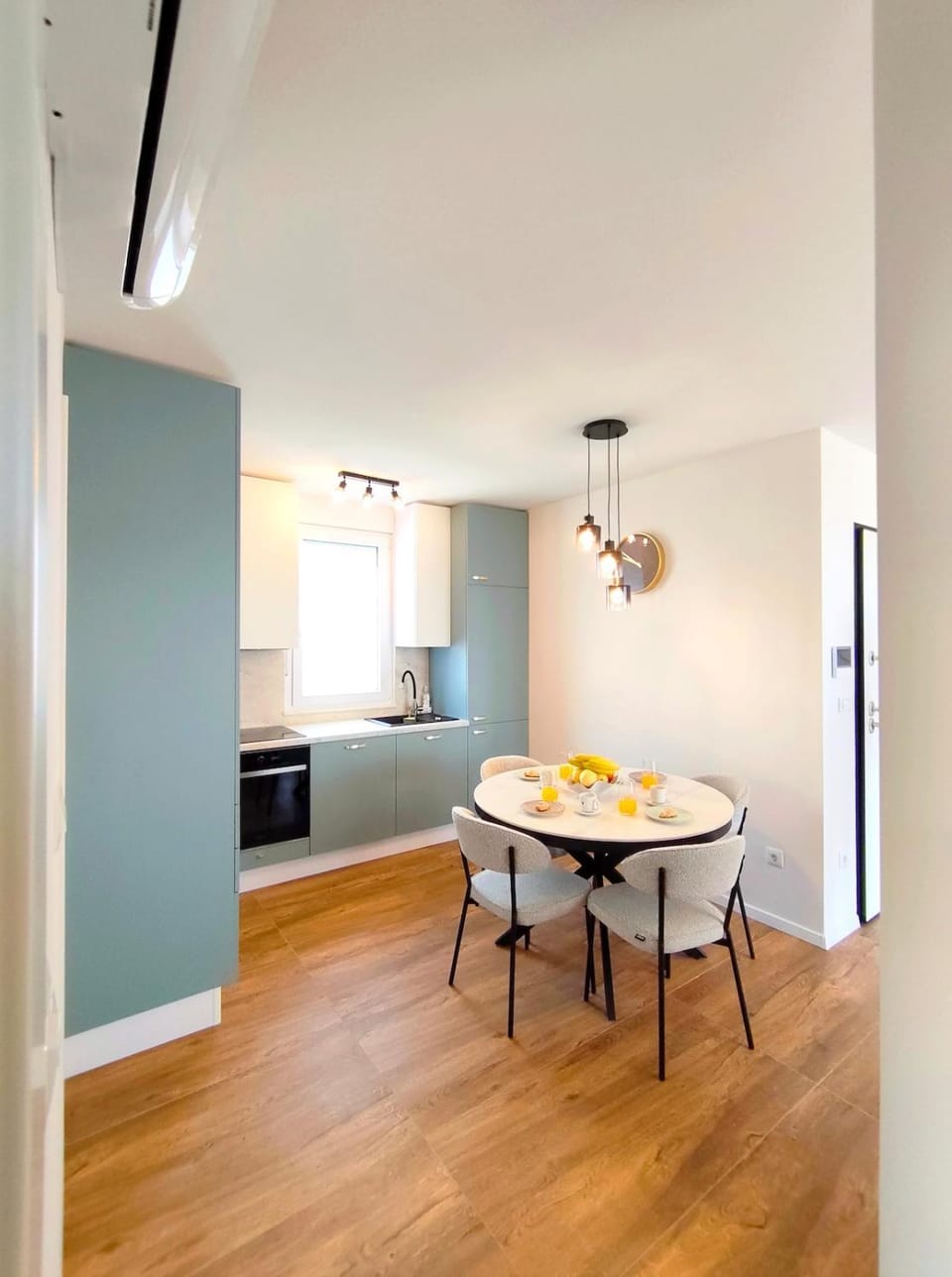 Kitchen or kitchenette, Food and drinks, Dining area, oven, stove