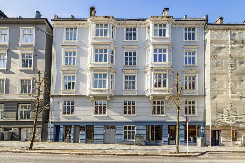 Property building, Location