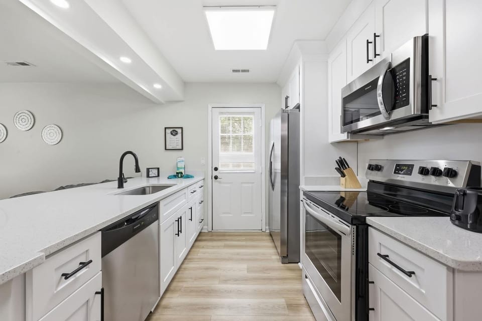 Seabreeze Retreat Modern Home Walk to Beach House in Myrtle Beach