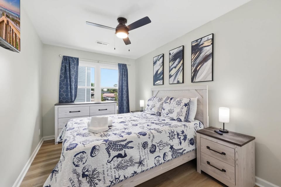 Seabreeze Retreat Modern Home Walk to Beach House in Myrtle Beach