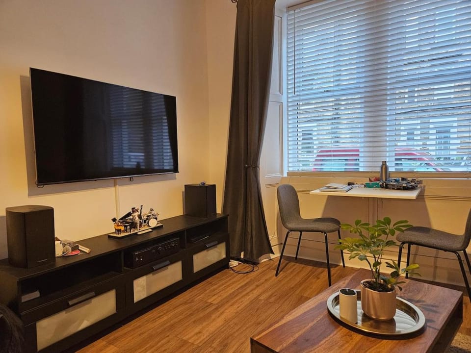 Stylish Newly-Renovated 1BR Flat Near City Centre Apartment in Edinburgh