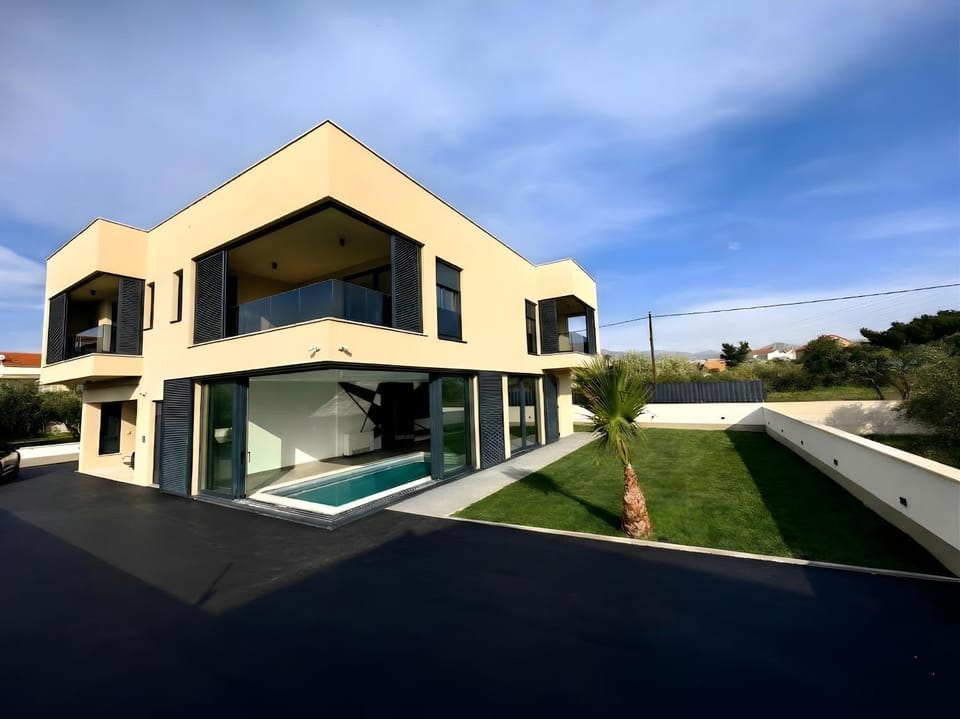 Property building, Day, Garden, Pool view, Swimming pool