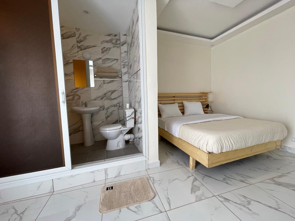 Shower, Toilet, Bed, Bathroom, Photo of the whole room, Bedroom, towels