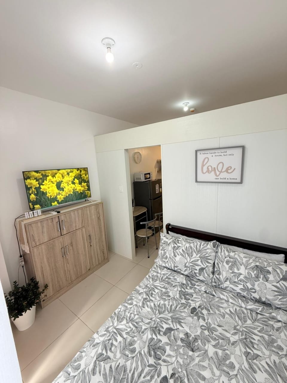 Bed, TV and multimedia, Photo of the whole room