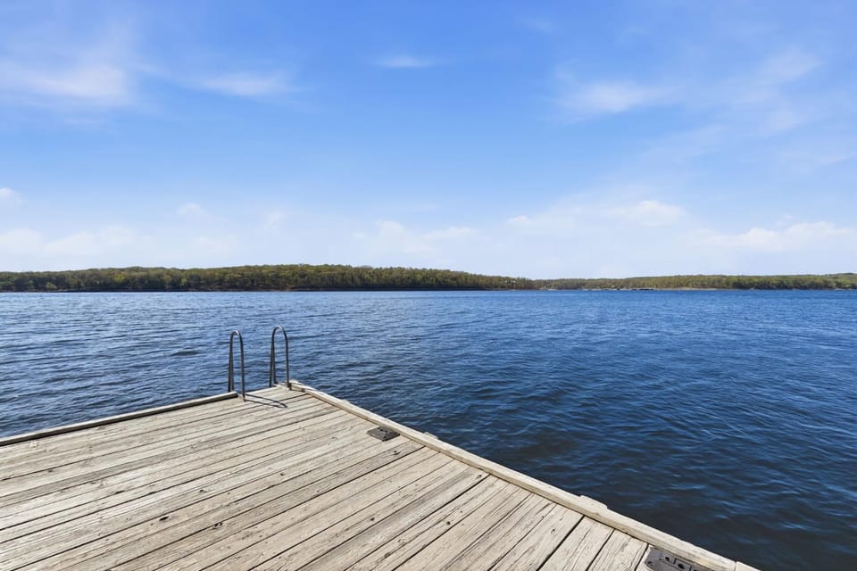 Quail Cove Oak Premium Lakefront Condo Boat Slip Apartment in Table Rock Lake