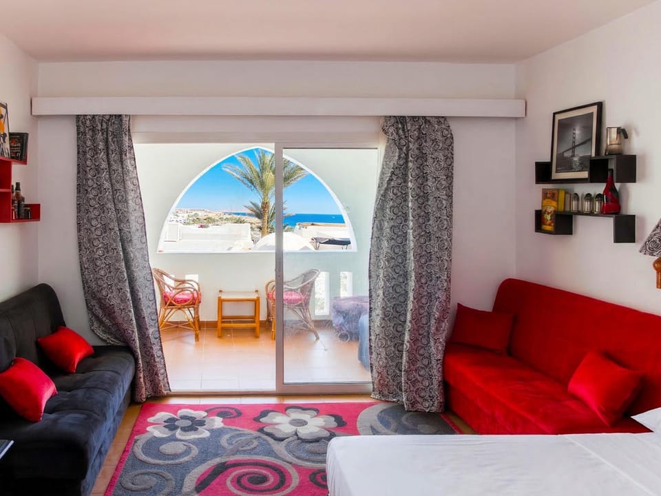 Bed, Natural landscape, TV and multimedia, Living room, Photo of the whole room, Bedroom, Sea view
