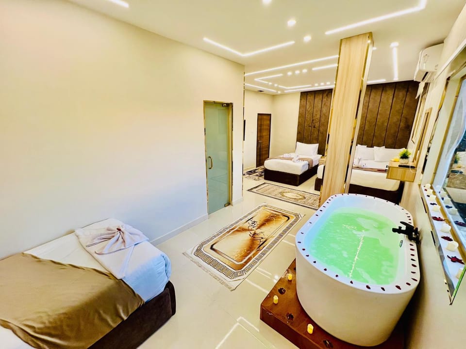 Bed, Hot Tub, Photo of the whole room, Bedroom, towels