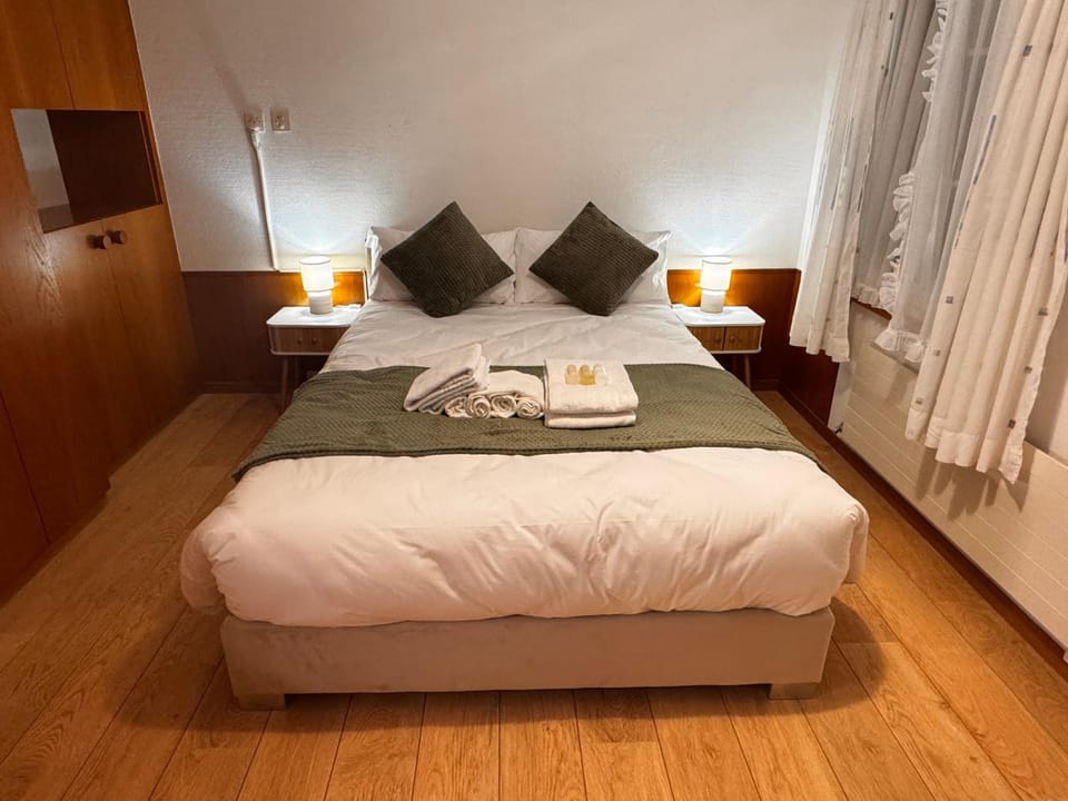 Bed, towels