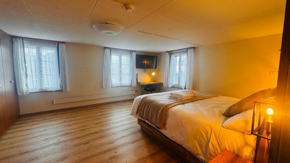 Bed, TV and multimedia, Photo of the whole room, Bedroom, towels