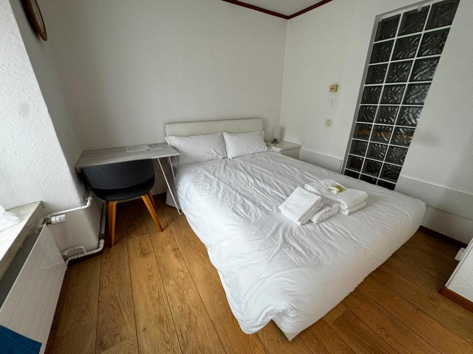 Bed, Seating area