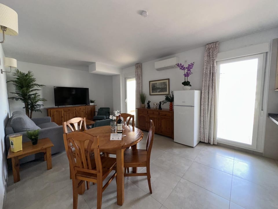 Communal lounge/ TV room, TV and multimedia, Dining area