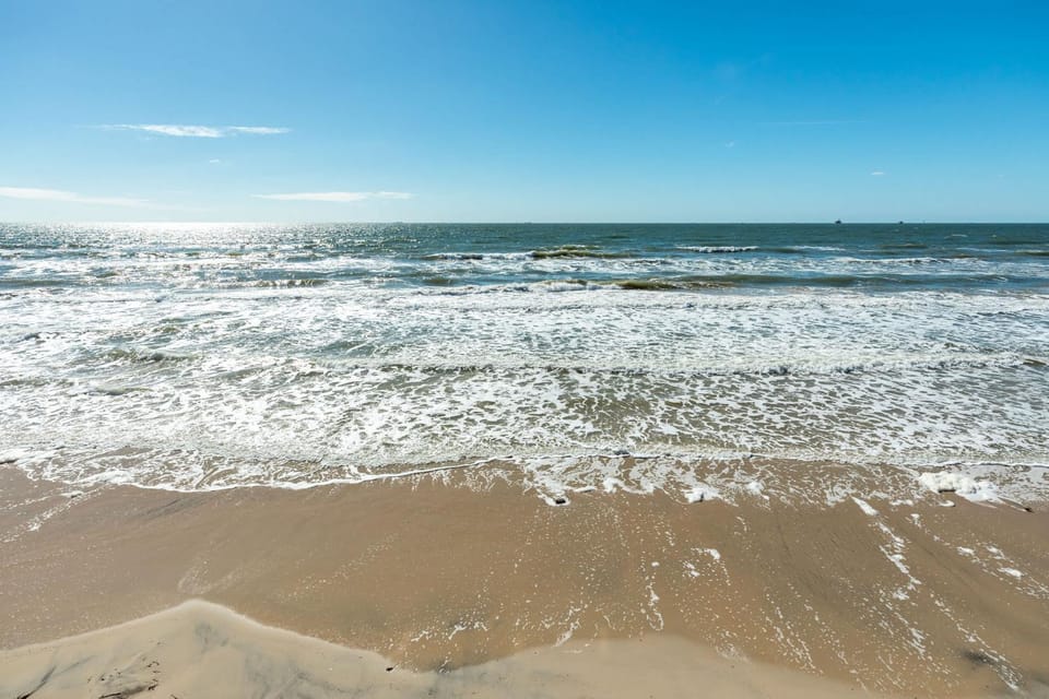 Paradise Point - Barefoot Beachfront Living House in Surfside Beach