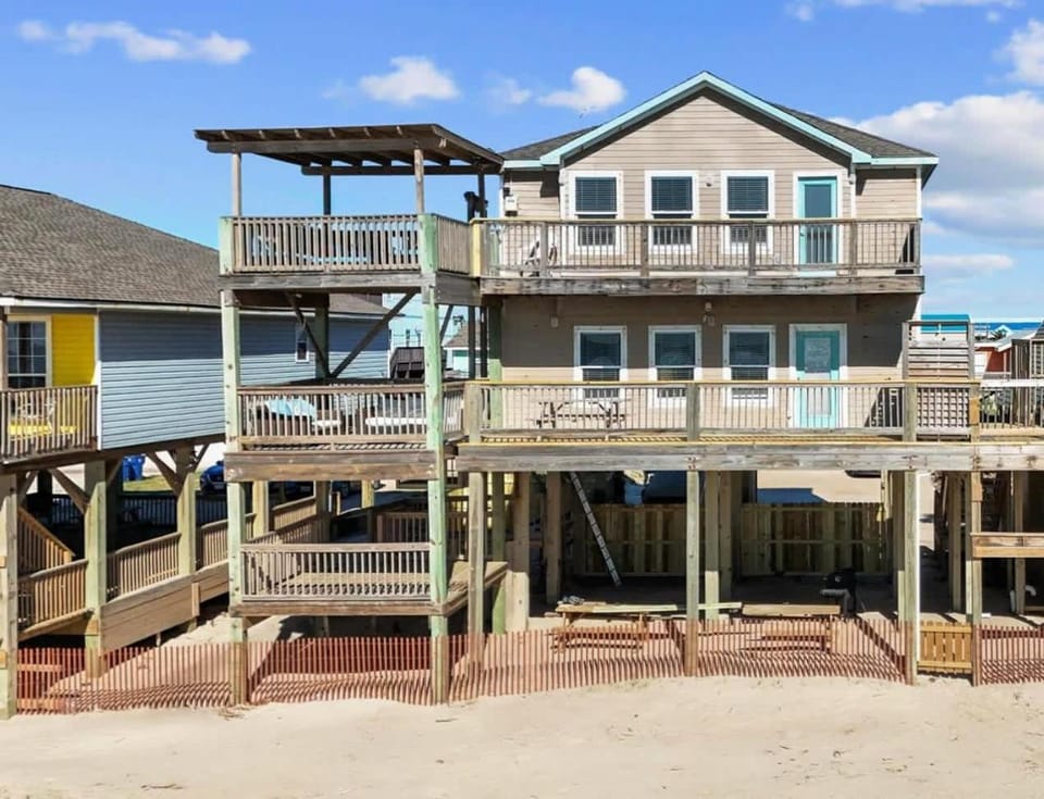 Paradise Point - Barefoot Beachfront Living House in Surfside Beach
