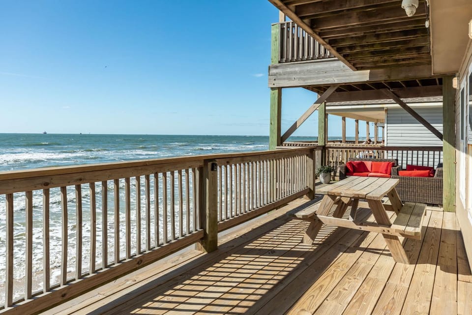 Paradise Point - Barefoot Beachfront Living House in Surfside Beach