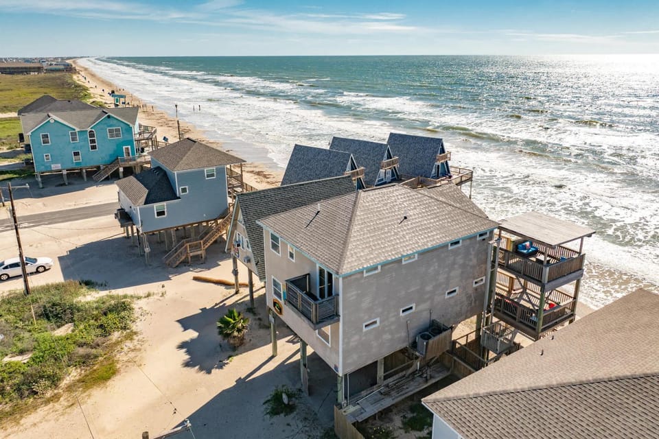 Lookout at Paradise Point - Top Beachfront Spot House in Surfside Beach