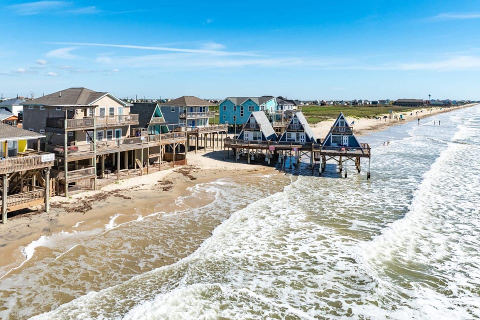 Lookout at Paradise Point - Top Beachfront Spot House in Surfside Beach