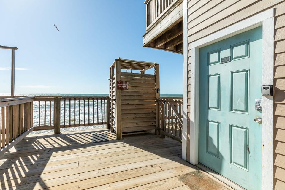 Lookout at Paradise Point - Top Beachfront Spot House in Surfside Beach