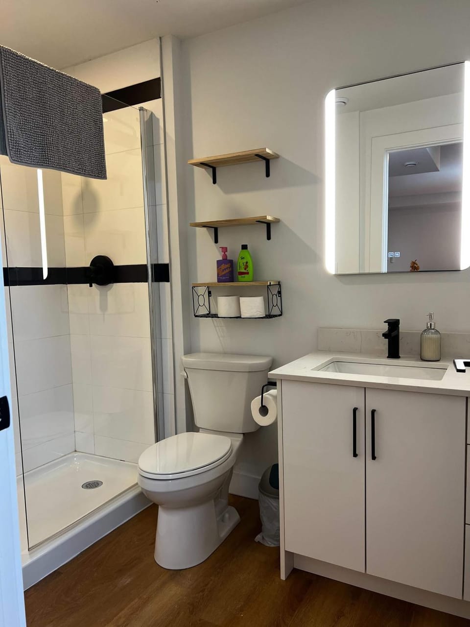 The Royal Perch, King Bed, Downtown Views, AC, Unit 508 Apartment in Dartmouth