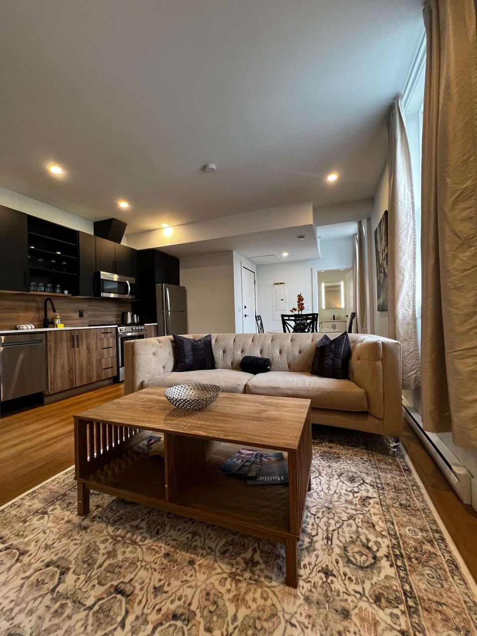 The Royal Perch, King Bed, Downtown Views, AC, Unit 508 Apartment in Dartmouth