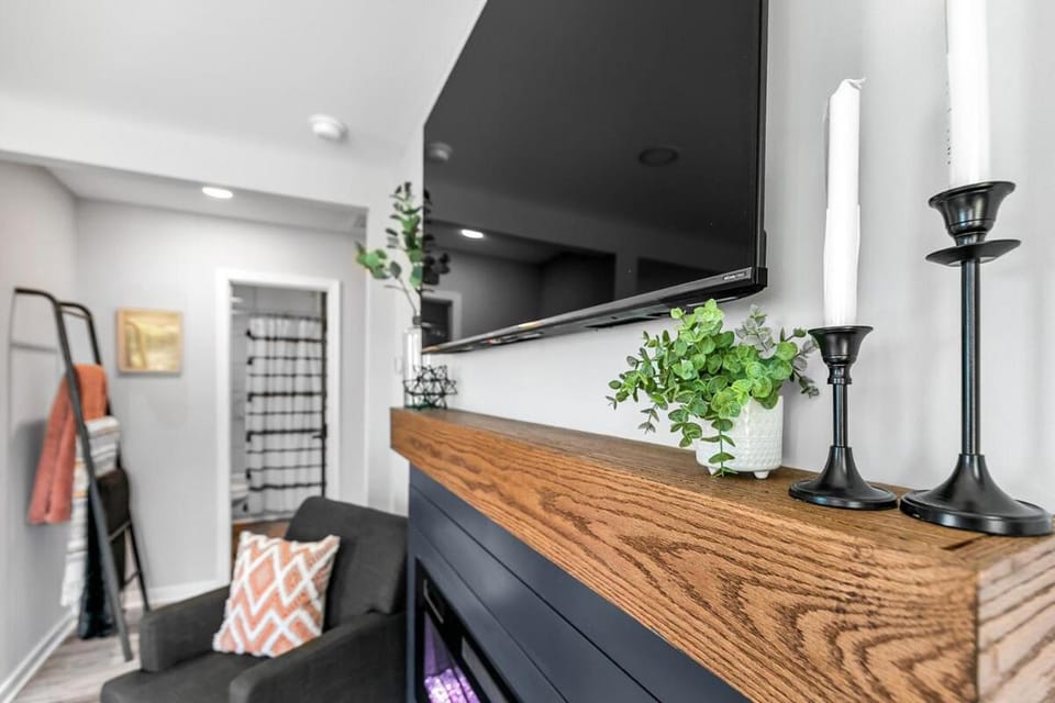 Bathroom, TV and multimedia, Seating area, fireplace
