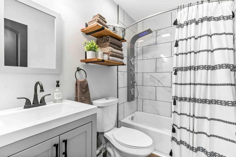 Shower, Toilet, Bathroom, Bath, towels