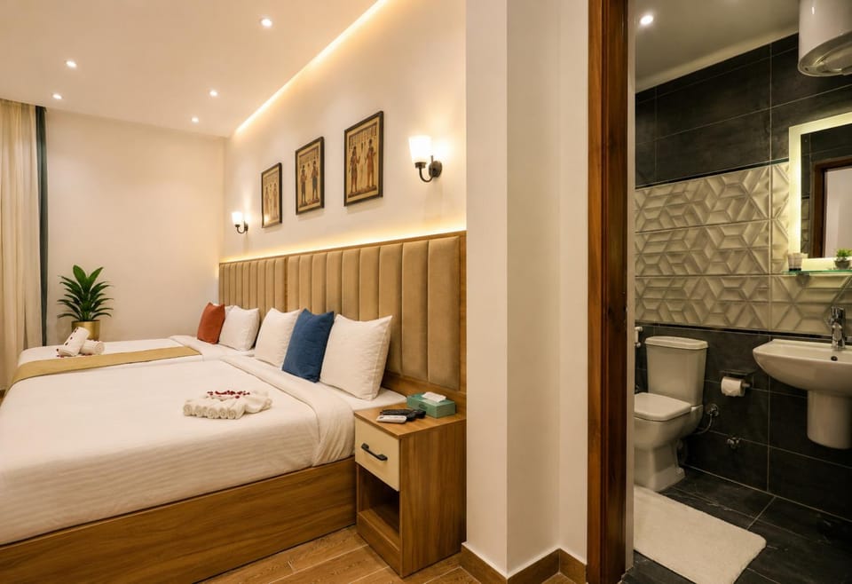 Toilet, Bed, Bathroom, Photo of the whole room, Bedroom, Bath, towels