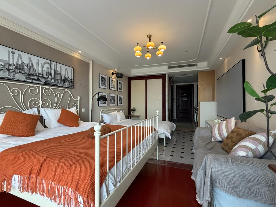 Bed, Photo of the whole room, Bedroom, towels