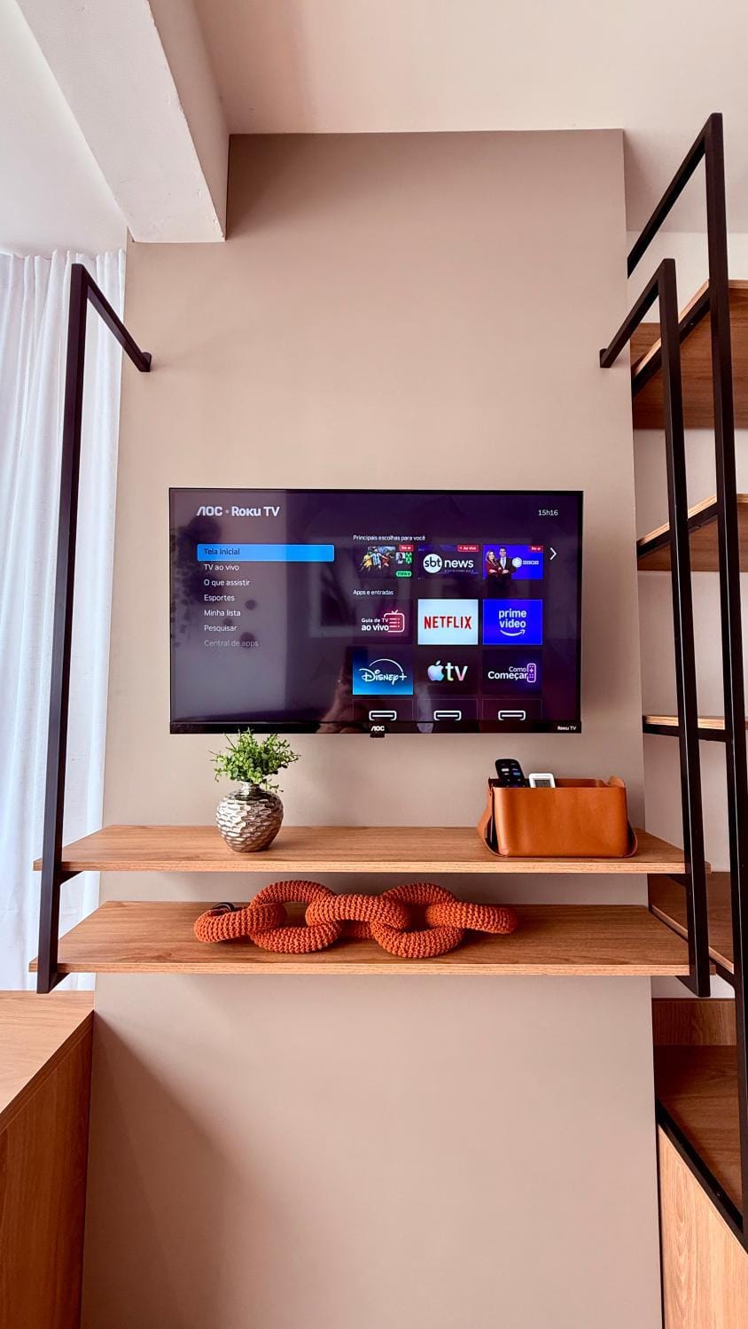 Novo, amplo e decorado studio no centro com ar, home office e sofá cama Apartment in Curitiba