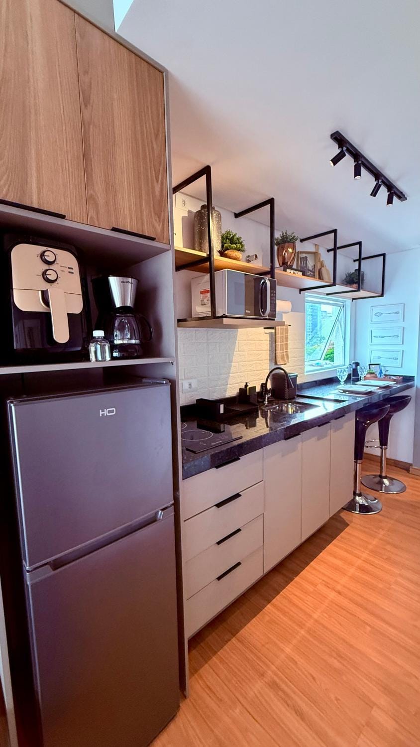 Novo, amplo e decorado studio no centro com ar, home office e sofá cama Apartment in Curitiba