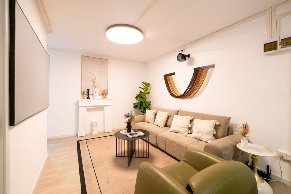 Book and Bed-Nanjing West Road Apartment in Shanghai