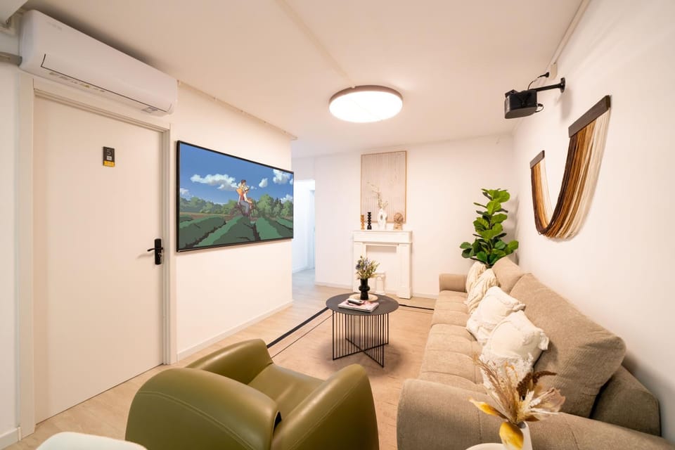 Book and Bed-Nanjing West Road Apartment in Shanghai