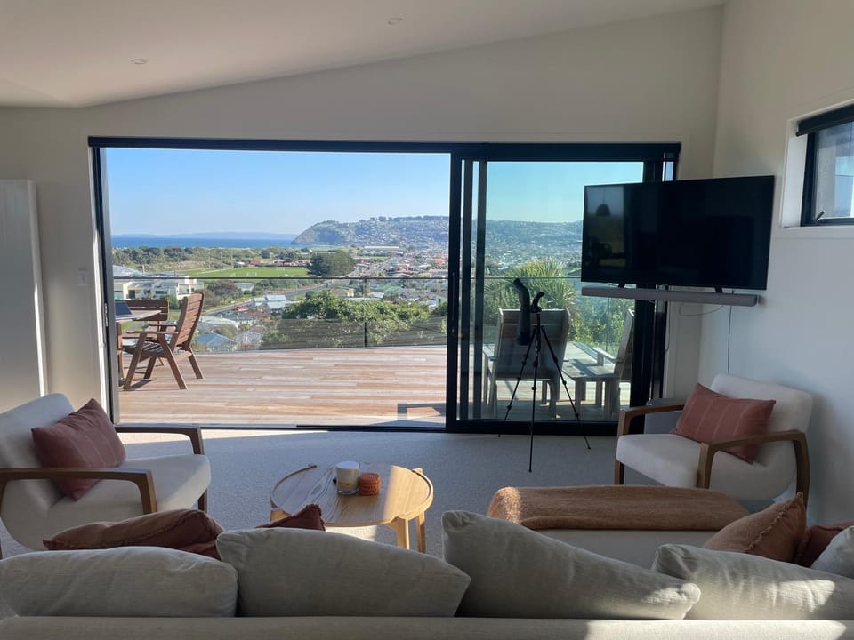 New modern home with ocean and golf course views House in Dunedin