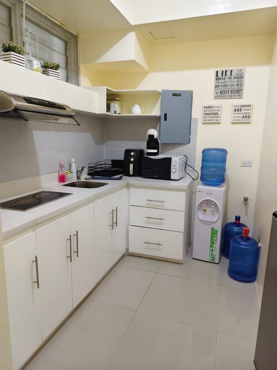 Kitchen or kitchenette, minibar