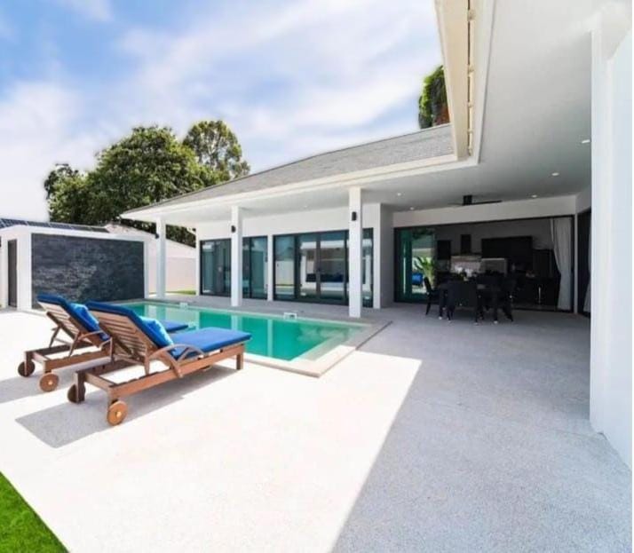 Property building, Patio, Day, Pool view, Swimming pool, sunbed