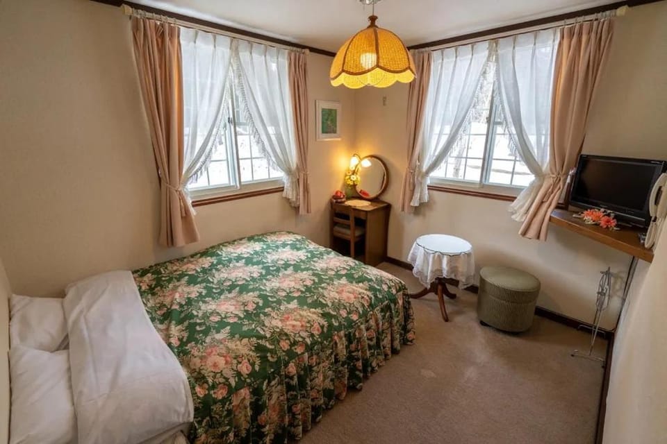 Bed, TV and multimedia, Living room, Photo of the whole room, Bedroom