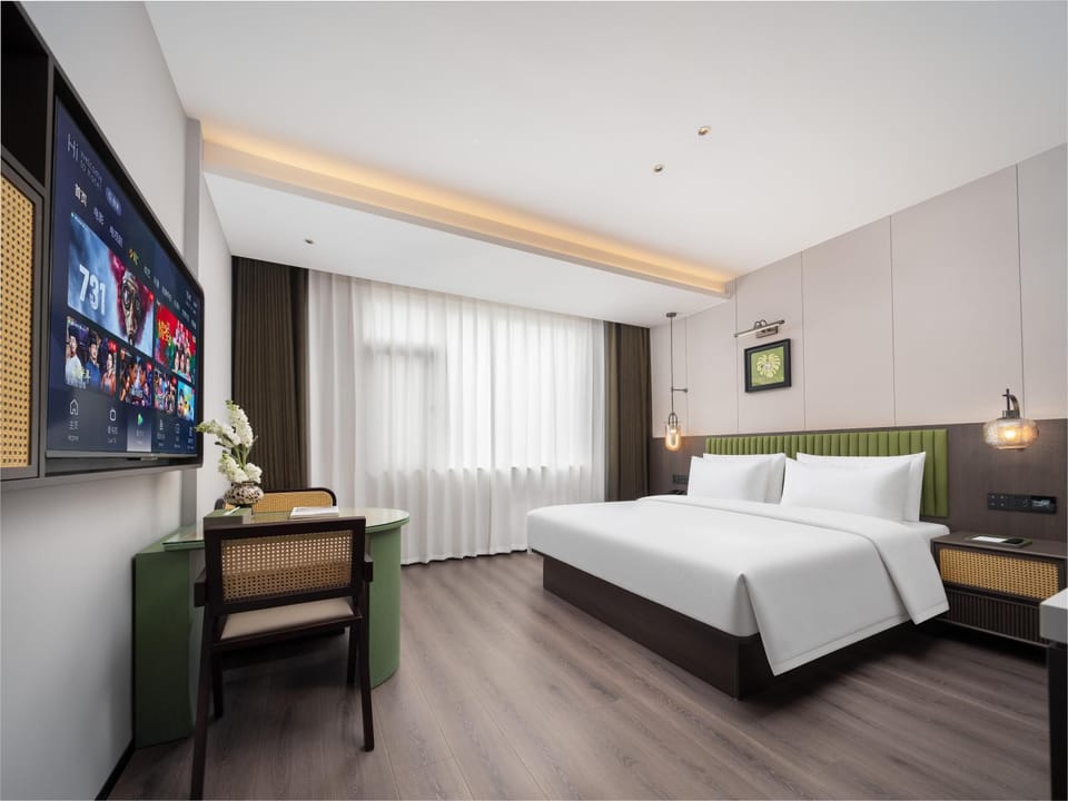 Bed, TV and multimedia, Photo of the whole room, Bedroom