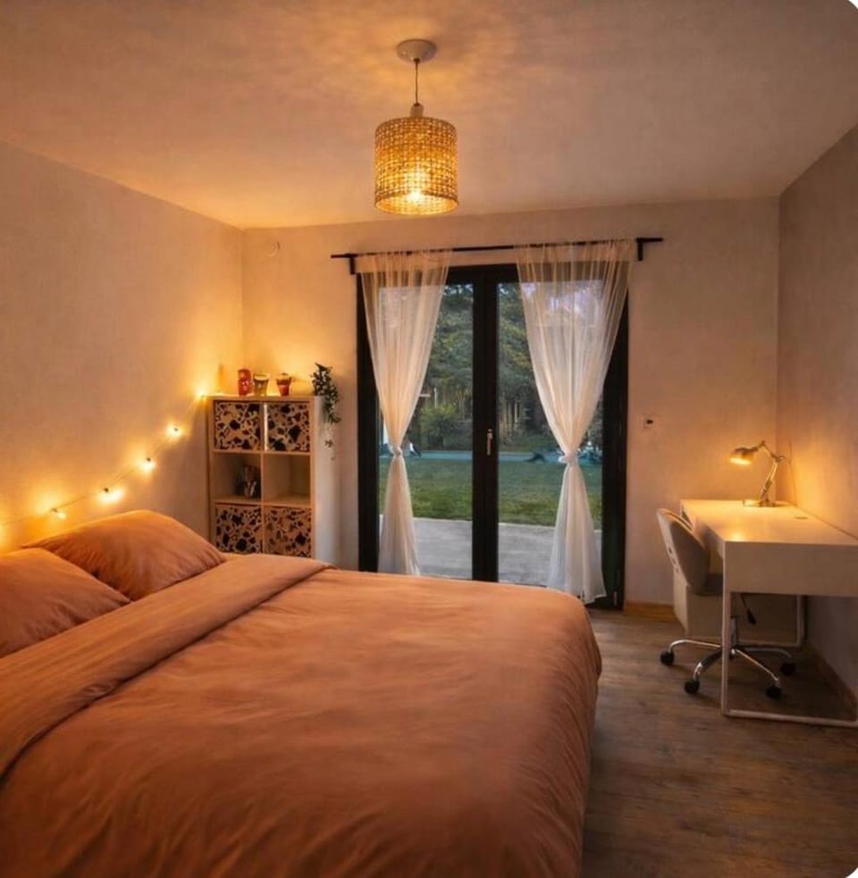 Lilly Aaron piscine et lac Villa in French Riviera