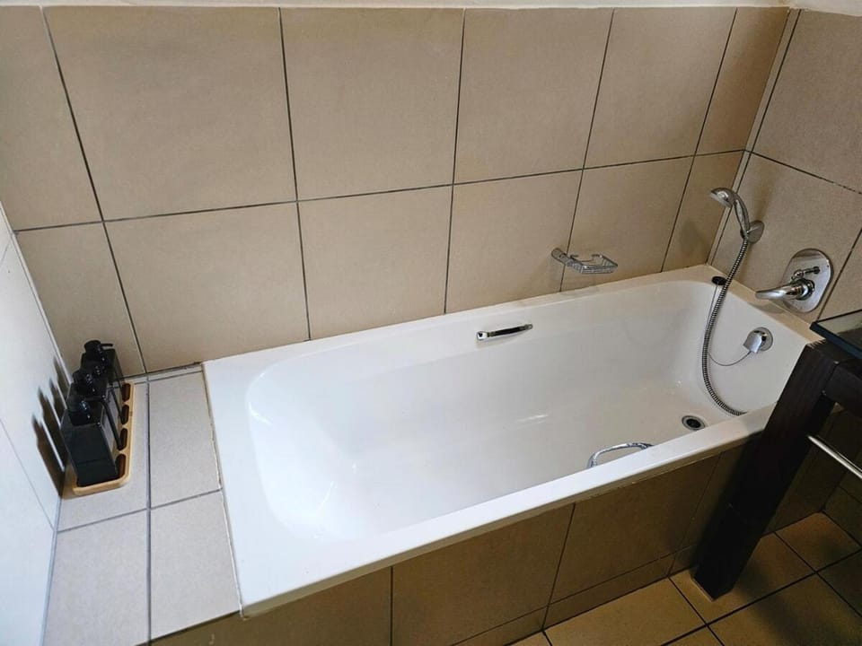 Chic 2BR Golf Estate Retreat Apartment Apartment in Roodepoort
