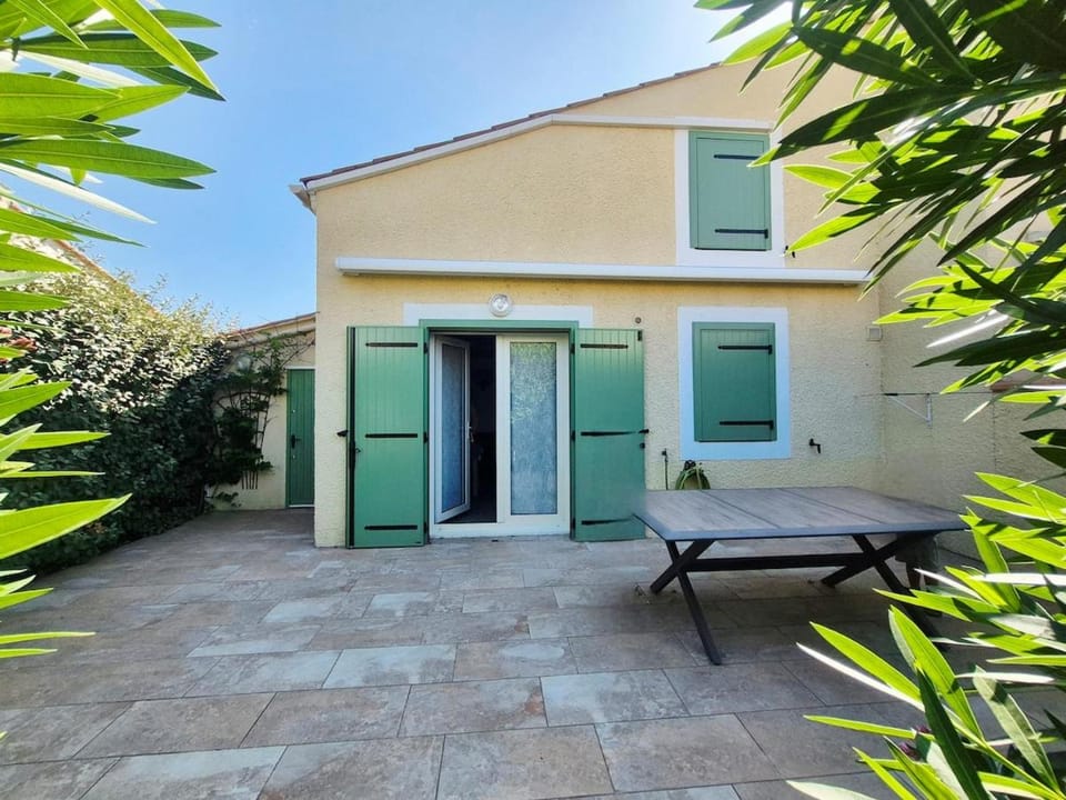Property building, Patio, Garden, Dining area