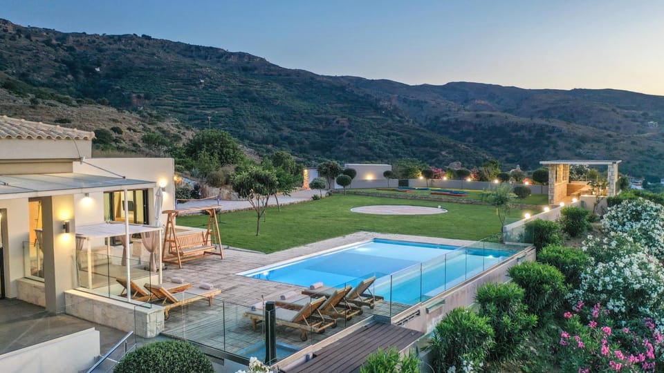 Property building, Patio, Nearby landmark, Spring, Day, Natural landscape, Garden, Garden view, Mountain view, Pool view, Swimming pool, sunbed