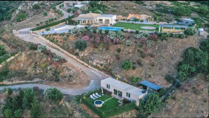 Property building, Spring, Day, Neighbourhood, Natural landscape, Bird's eye view, Mountain view, Street view, Swimming pool