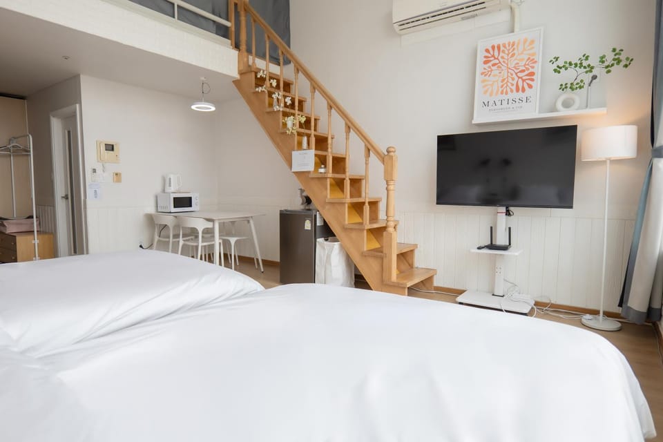 Bed, TV and multimedia, Photo of the whole room, Bedroom, air conditioner